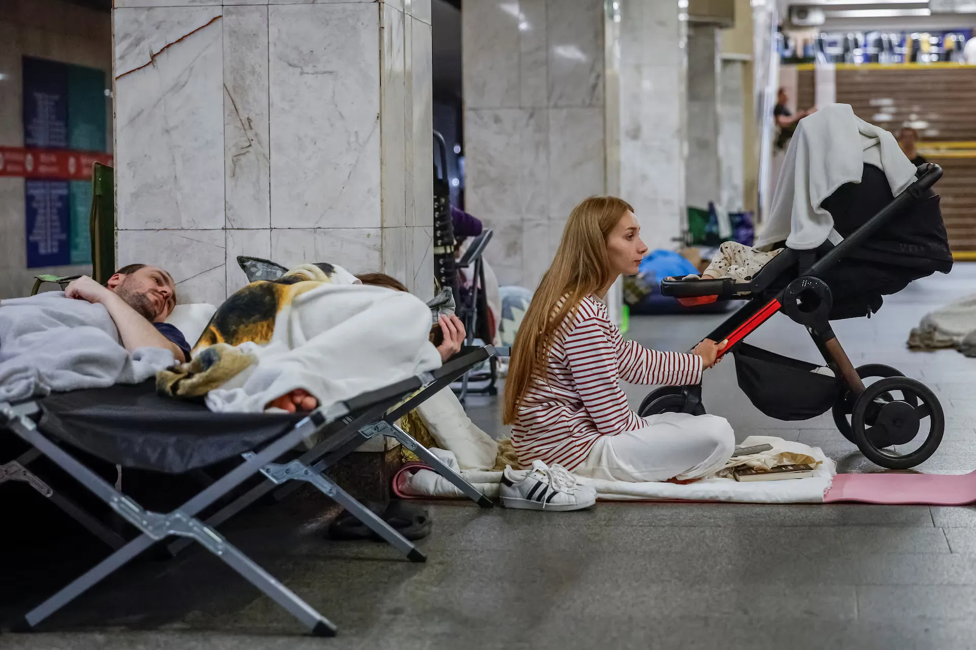 Кияни масово ночують у метро, рятуючись від обстрілів: сон у стані війни